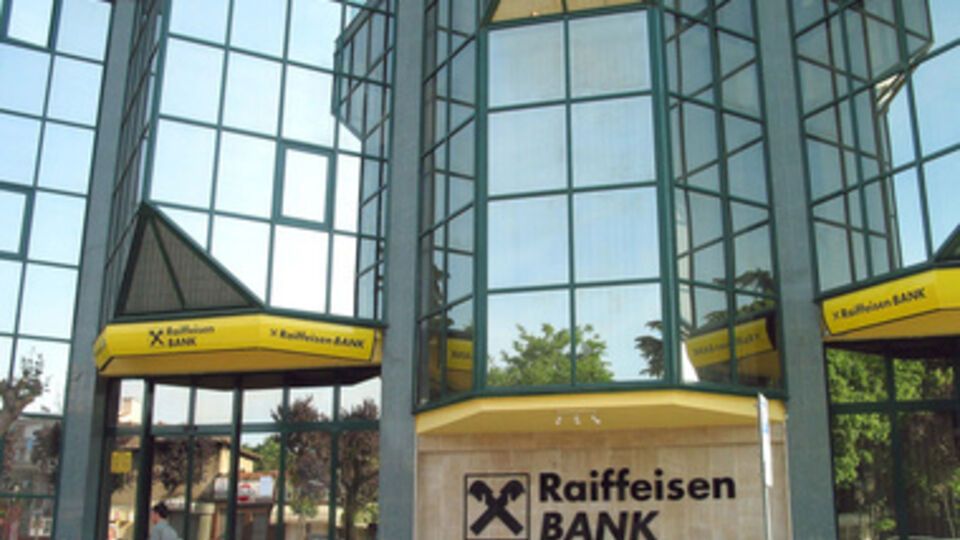 Райффайзенбанк раньше участвовал в каждой второй сделке в РФ, а теперь только в каждой четвертой
