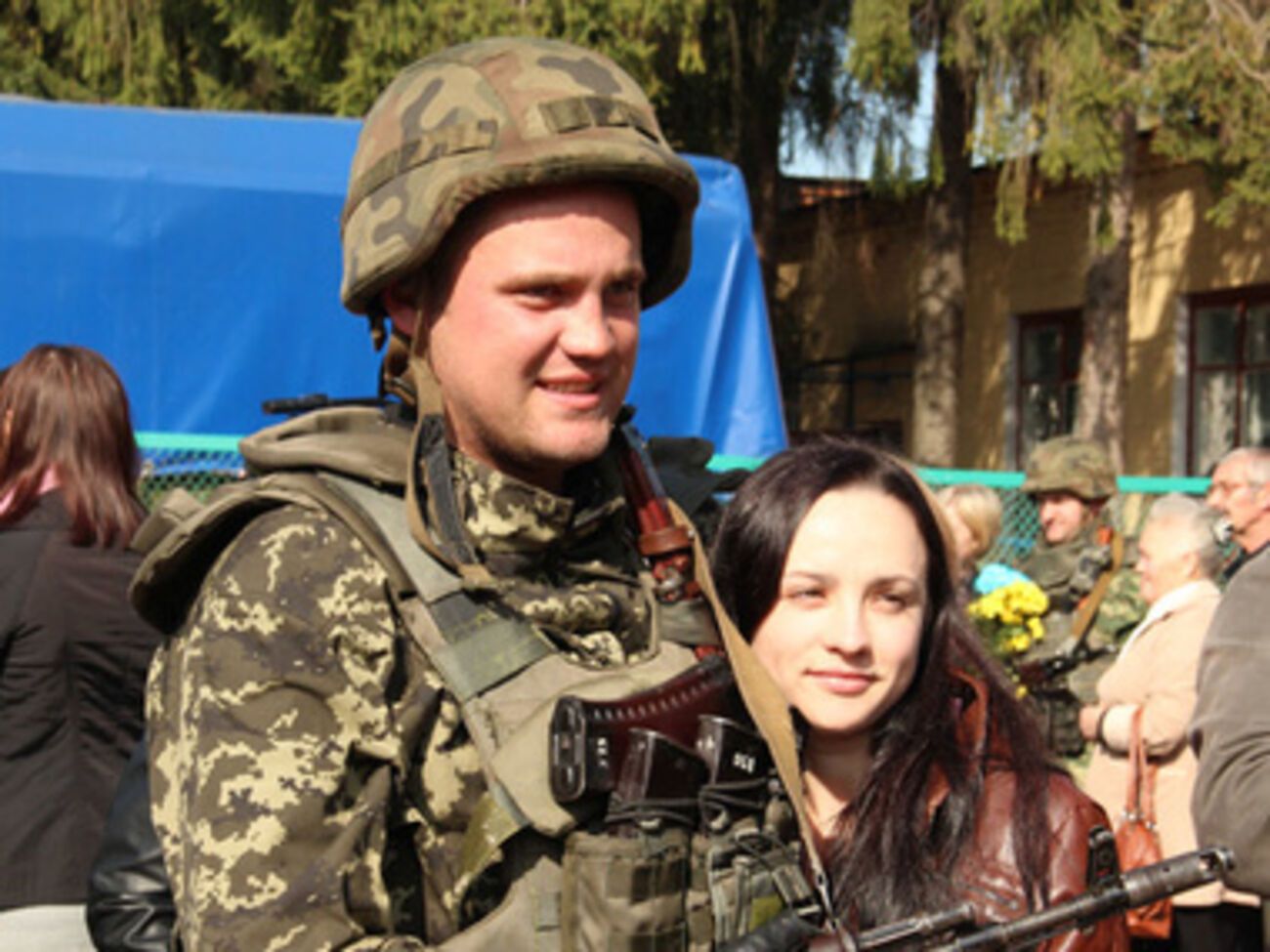 В зоне АТО бойцы охраняли общественный порядок и безопасность мирных жителей на блокпостах