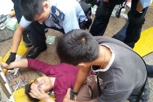 Столкновения участников "революции зонтиков" в Гонконге с титушками. Фоторепортаж