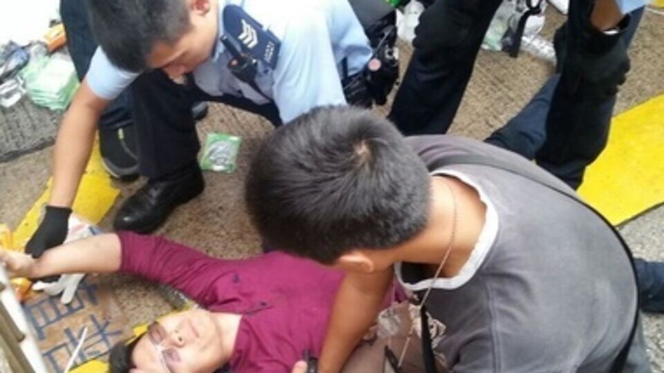 Столкновения участников "революции зонтиков" в Гонконге с титушками. Фоторепортаж