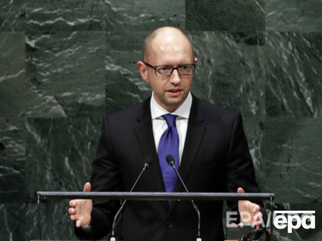 Военным не хватает автомобилей для перевозки раненых, заявил Яценюк