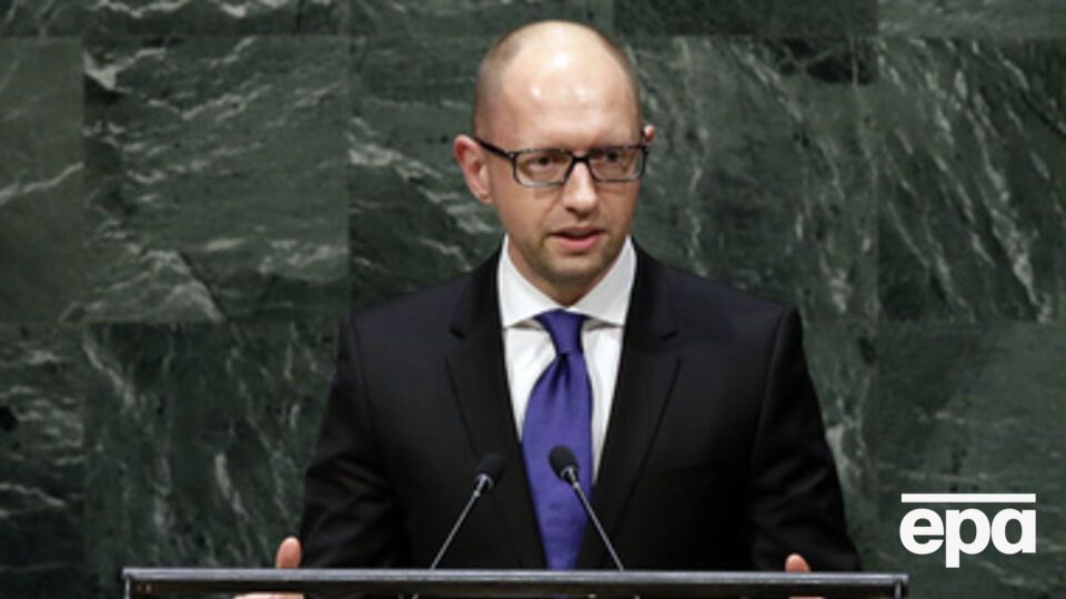 Военным не хватает автомобилей для перевозки раненых, заявил Яценюк