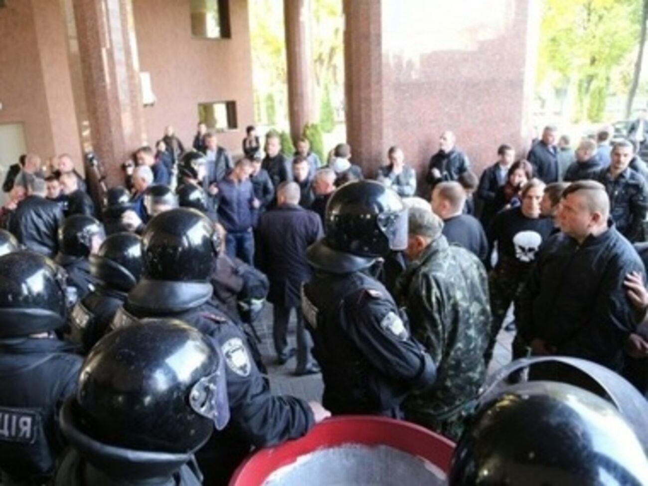 Во дворе Апелляционного суда Киева произошли столкновения между бывшими бойцами "Беркута" и активистами Евромайдана