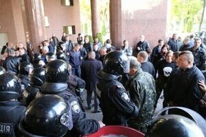 Во дворе Апелляционного суда Киева произошли столкновения между бывшими бойцами "Беркута" и активистами Евромайдана