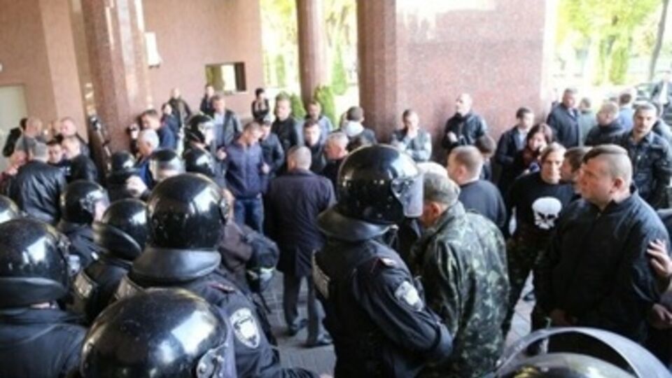 Во дворе Апелляционного суда Киева произошли столкновения между бывшими бойцами "Беркута" и активистами Евромайдана
