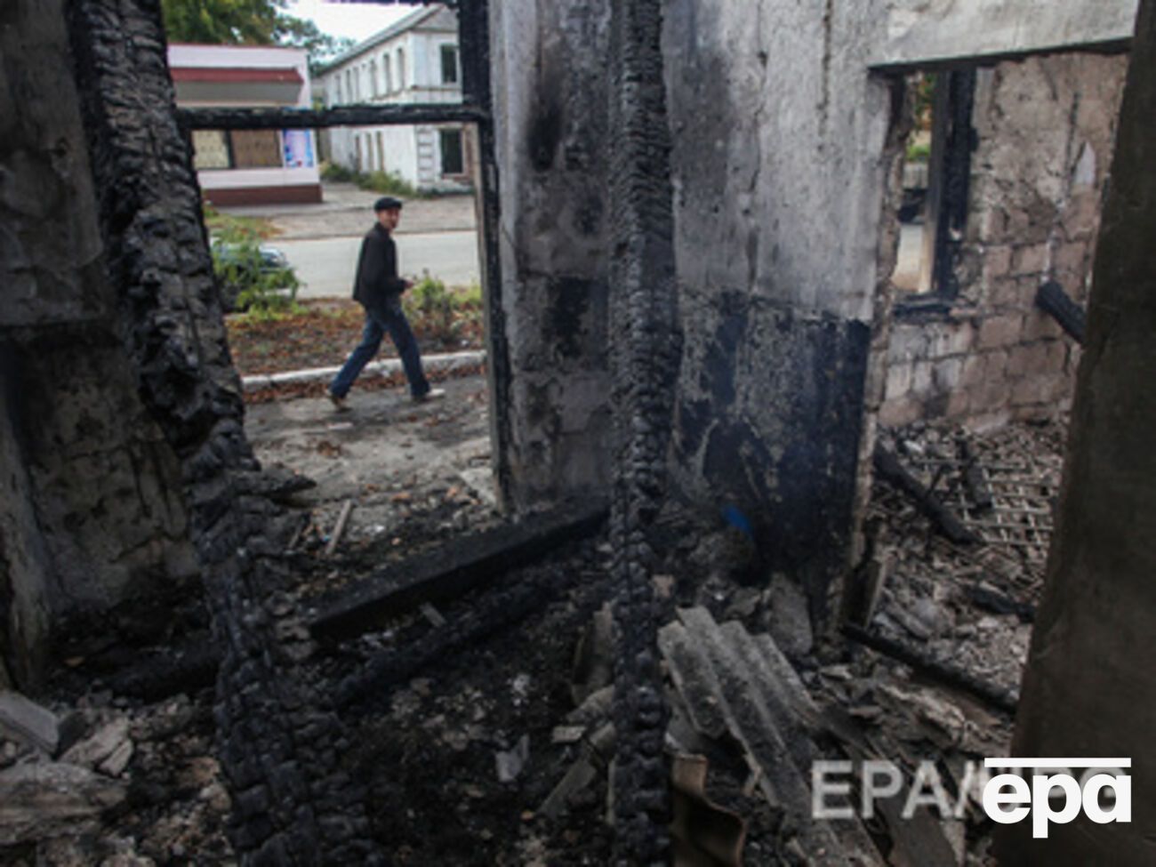 Пожарные не всегда могут подъехать к горящим домам из-за боев