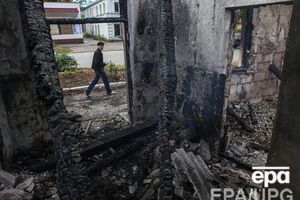 Пожарные не всегда могут подъехать к горящим домам из-за боев
