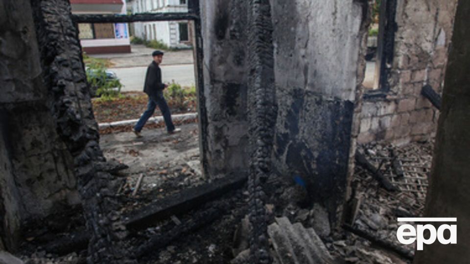 Пожарные не всегда могут подъехать к горящим домам из-за боев