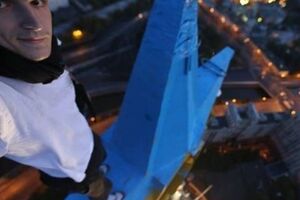 Мустанг на вершине московской высотки