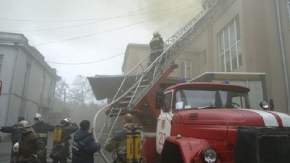 Пожар на фабрике до сих пор не потушили