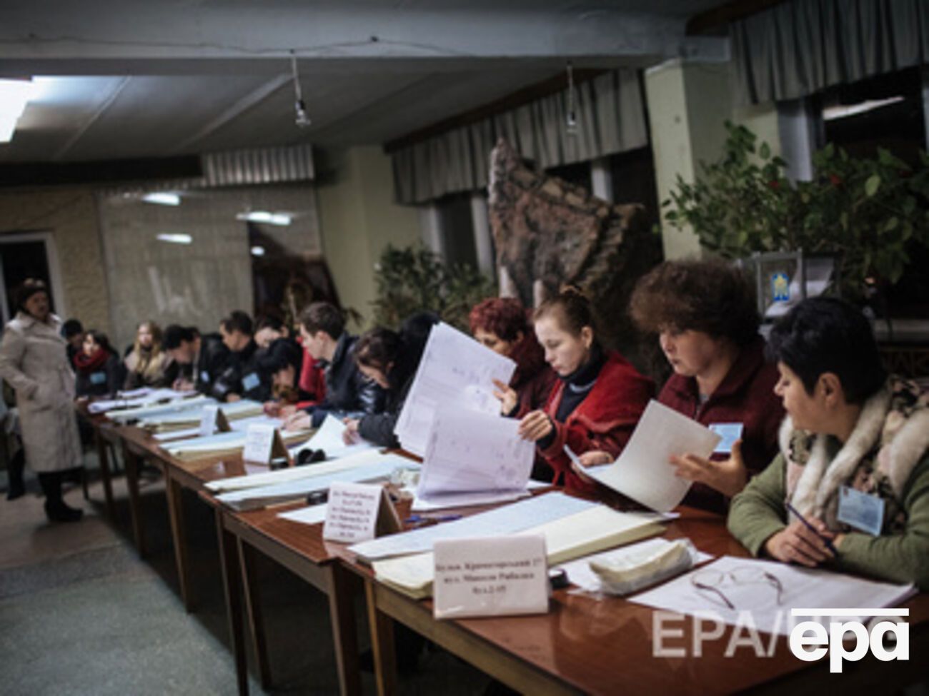 Неизвестный пытался поджечь окружной избирательный участок