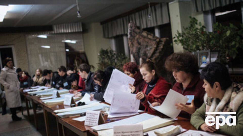 Неизвестный пытался поджечь окружной избирательный участок