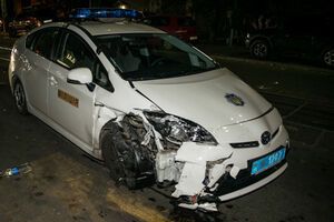 В результате ДТП, кроме милицейской "тойоты", разбиты также "хюндай" и "мицубиси"