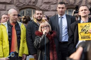 Дмитрий Гордон, Людмила Горделадзе и Виталий Кличко на митинге под Киевсоветом