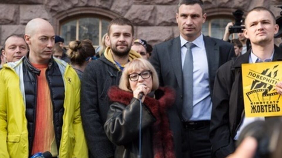 Дмитрий Гордон, Людмила Горделадзе и Виталий Кличко на митинге под Киевсоветом