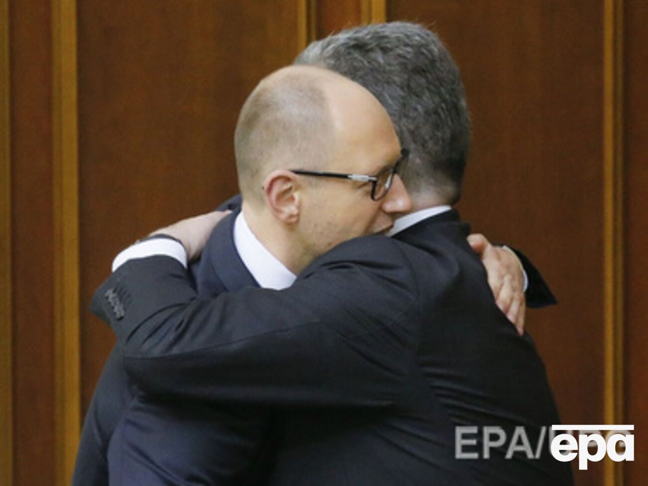 Блок Порошенко официально поддержал Яценюка