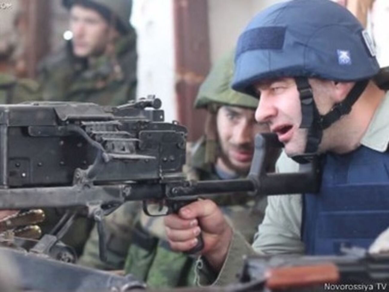 Все как в кино – зверско-мужественное лицо, "Россия с вами". И даже в настоящей каске с надписью "Пресса"!