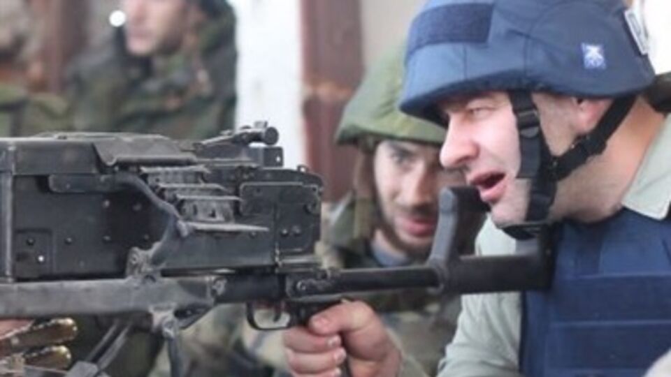 Все как в кино – зверско-мужественное лицо, "Россия с вами". И даже в настоящей каске с надписью "Пресса"!