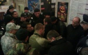 О мужчин, по данным пресс-службы "Молодости", нашивки "Правого сектора"