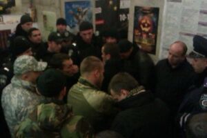 О мужчин, по данным пресс-службы "Молодости", нашивки "Правого сектора"