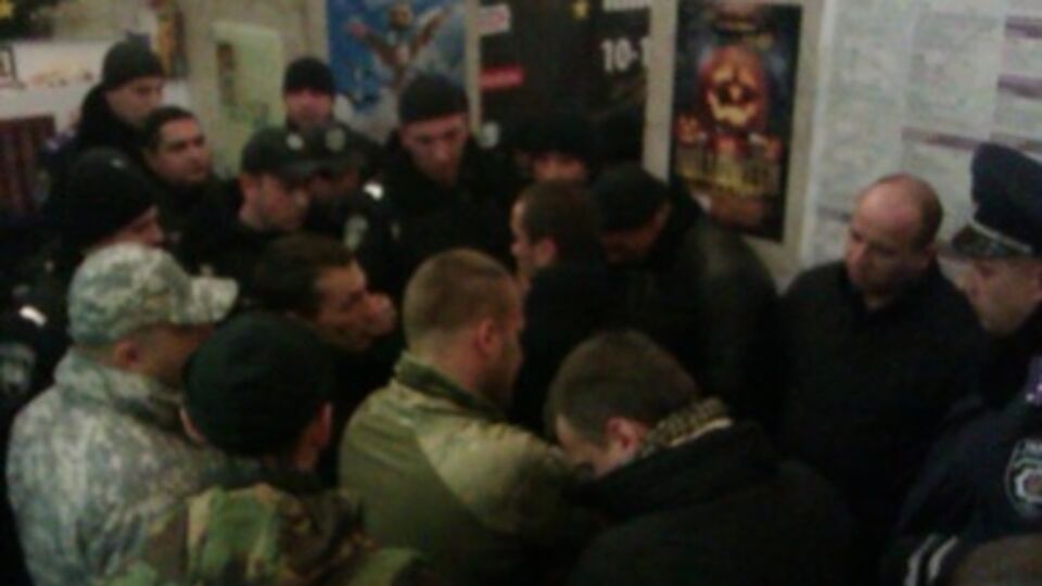 О мужчин, по данным пресс-службы "Молодости", нашивки "Правого сектора"