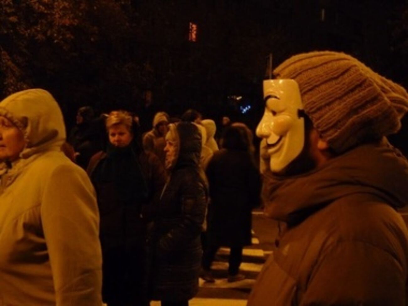 Митингующие заявили, что соберутся снова днем 1 ноября, если тепло в дома не дадут.