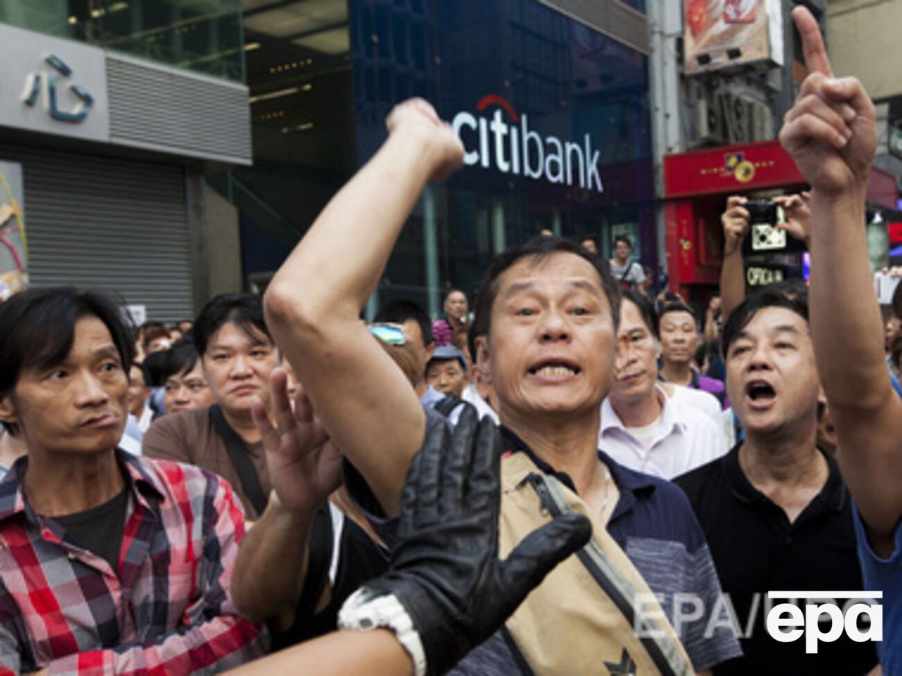 Зачинщиков драки на митинге в Гонконге задержали