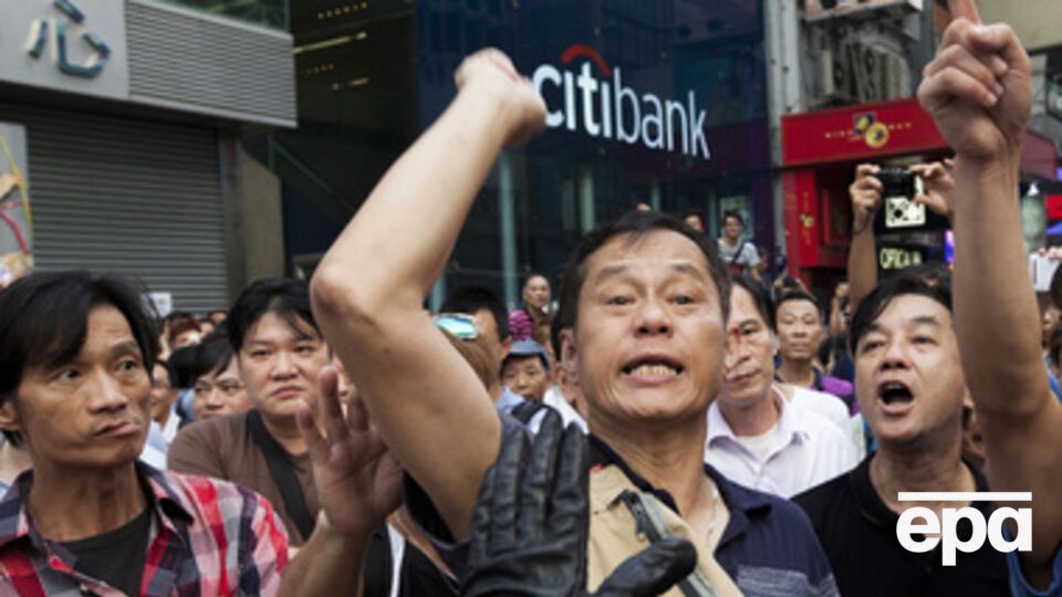 Зачинщиков драки на митинге в Гонконге задержали