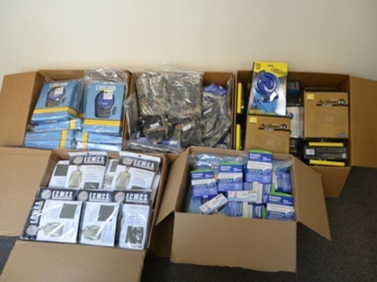 Сотрудники посольства купили бинокли, препараты для остановки кровотечения при ранениях, гидратор, аптечки, палатку, таблетки для очистки воды, термобелье и другие необходимые вещи