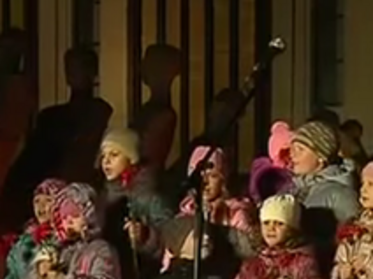 Дети читают стихи про "своих, которые стреляют в спину"