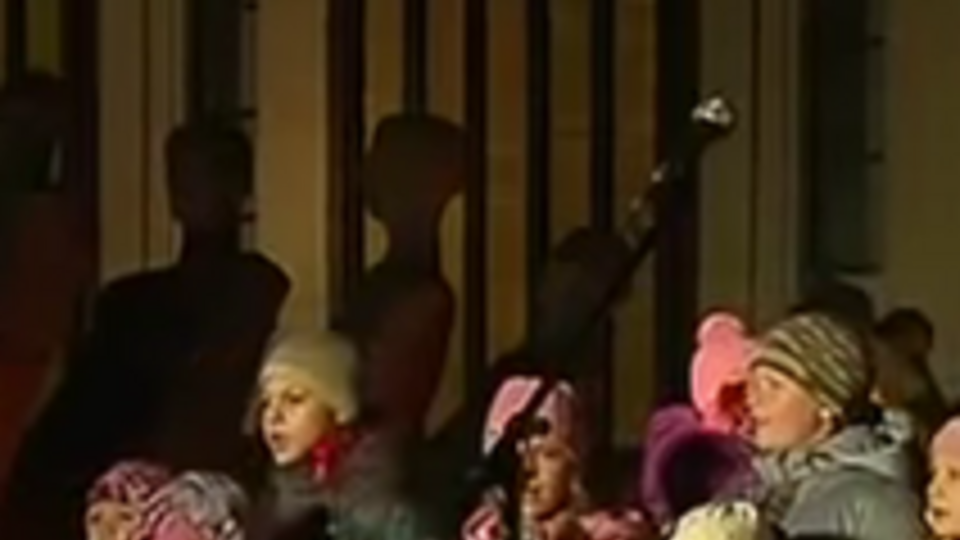 Дети читают стихи про "своих, которые стреляют в спину"