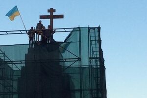 В 14.00 возле креста собираются провести молебен