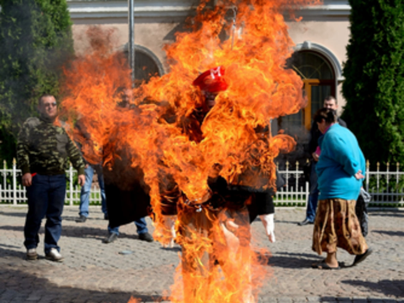 Муляж торжественно сожгли и устроили пышные "похороны коррупции"