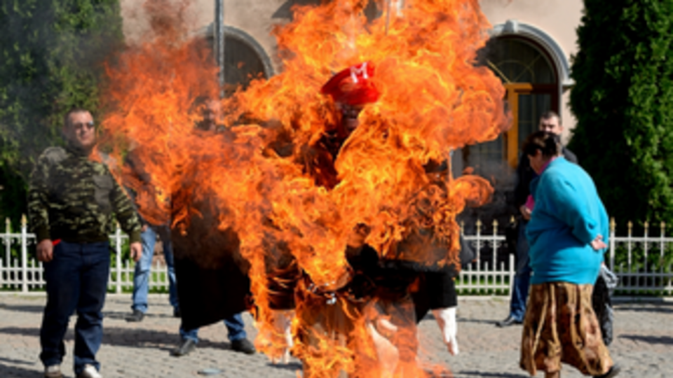 Муляж торжественно сожгли и устроили пышные "похороны коррупции"
