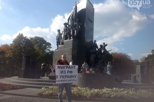 Андрей: Я вышел с таким плакатом, чтобы приверженцы России хоть немного поняли, как катастрофически они ошибались