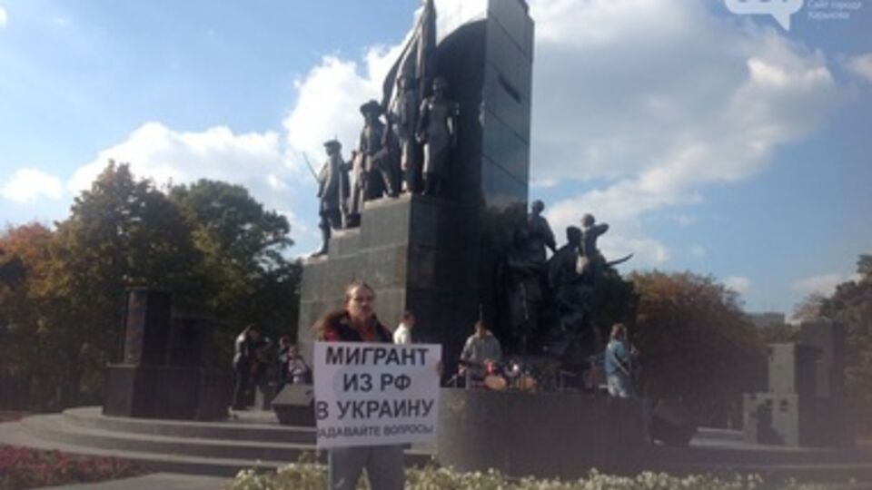 Андрей: Я вышел с таким плакатом, чтобы приверженцы России хоть немного поняли, как катастрофически они ошибались