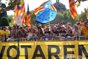 К решению о проведении референдума пришли лидер Каталонии Артур Мас и представители парламентских групп<br />Фото: EPA