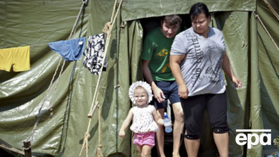 Машины везут стройматериалы, обогреватели, одеяла и раскладушки для переселенцев на €10 млн