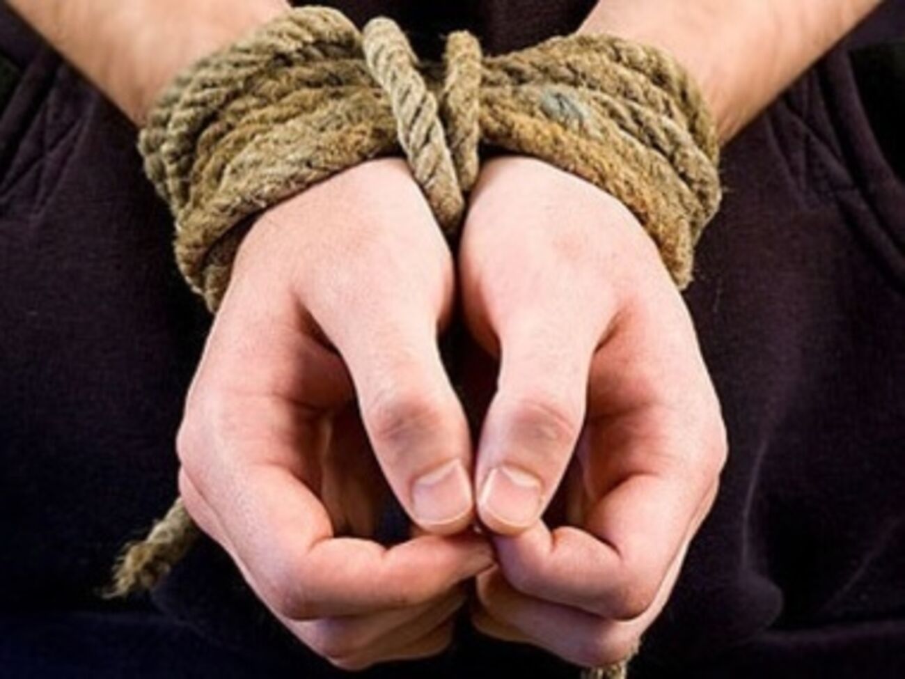 Мужчину больше 20 дней удерживали в плену в подвале Луганского областного сборного пункта