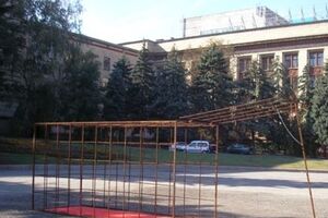 Инсталляция "Красная дорожка" представлена в рамках фестиваля аудиовизуального искусства "Конструкция"