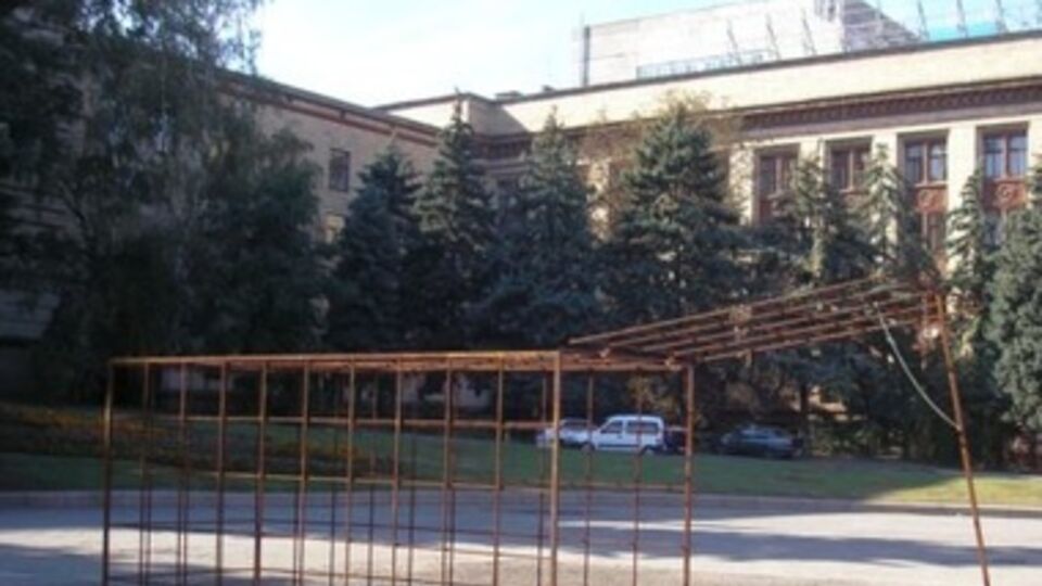 Инсталляция "Красная дорожка" представлена в рамках фестиваля аудиовизуального искусства "Конструкция"