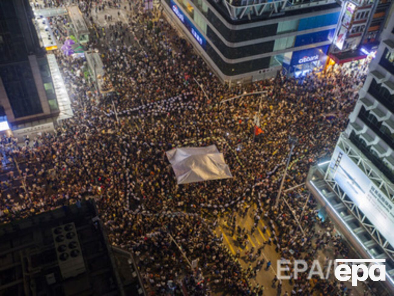 Власти требуют, чтобы протестующие разошлись, чтобы "дети могли спокойно ходить в школы"