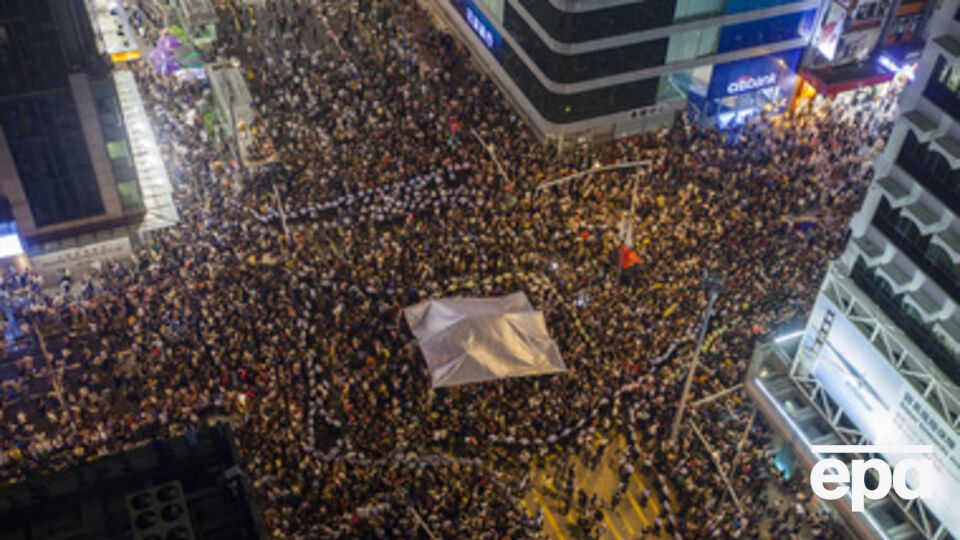 Власти требуют, чтобы протестующие разошлись, чтобы "дети могли спокойно ходить в школы"