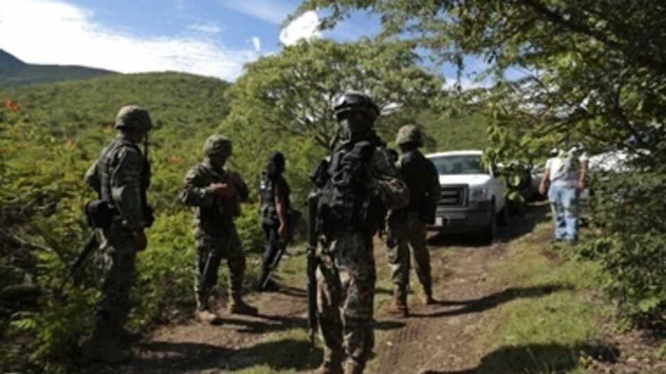 Мексиканские солдаты охраняют место захоронения