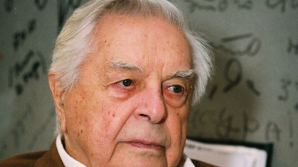 Юрий Любимов: Если что-то болит, я себя превозмогаю и иду, потому что так воспитан. Сдаюсь на милость врачей, только когда уложат сурово, да с приговором: дескать, иначе лечить не будем