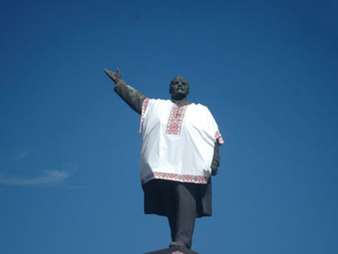 Запорожского Ленина одели в вышиванку