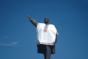 Запорожского Ленина одели в вышиванку