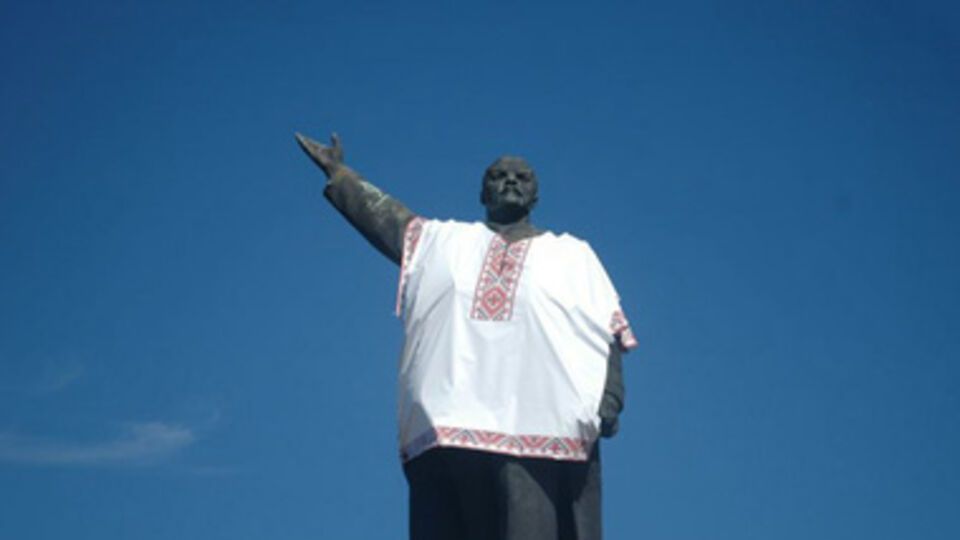 Запорожского Ленина одели в вышиванку