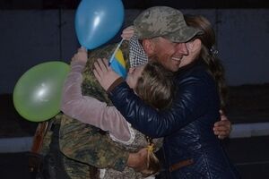 Героев встречали цветами, флагами и шариками в национальных цветах