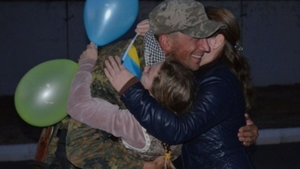 Героев встречали цветами, флагами и шариками в национальных цветах